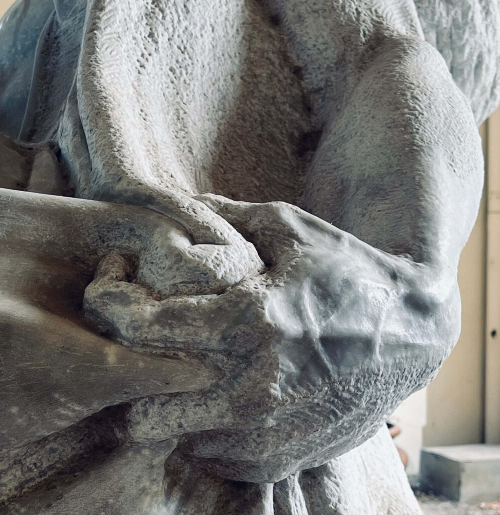 dettaglio di una scultura in marmo raffigurante una mano