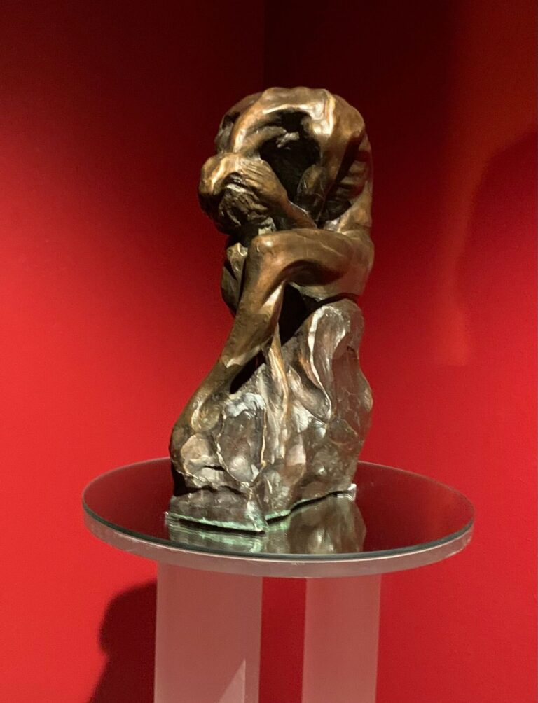 Scultura astratta in bronzo